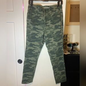 Universal Thread Green Camo Print Skinny Jeans 6/28